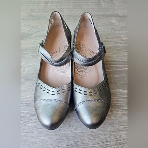 Taos Stunner Maryjane Shoes, Size 38 (7), Pewter